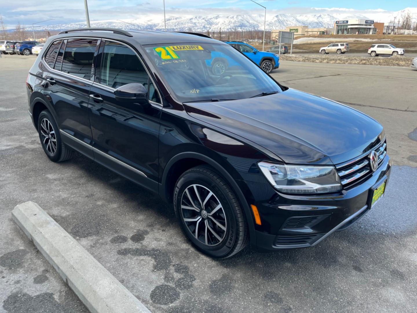 2021 BLACK /Black VOLKSWAGEN TIGUAN SE 4MOTION (3VV2B7AX0MM) with an 2.0L engine, Automatic transmission, located at 1960 Industrial Drive, Wasilla, 99654, (907) 274-2277, 61.573475, -149.400146 - Photo#5